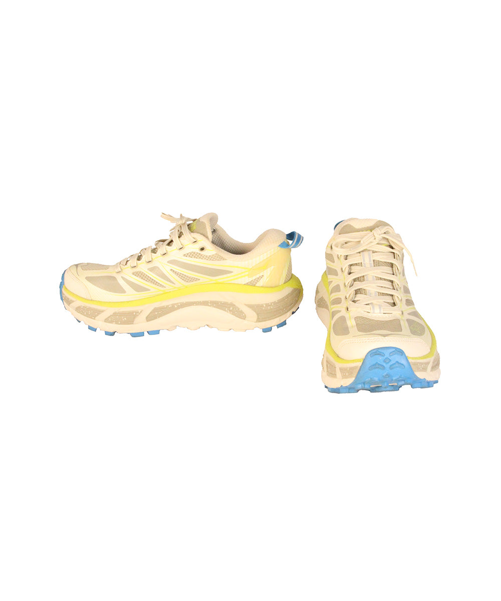Tênis de corrida branco, amarelo e azul