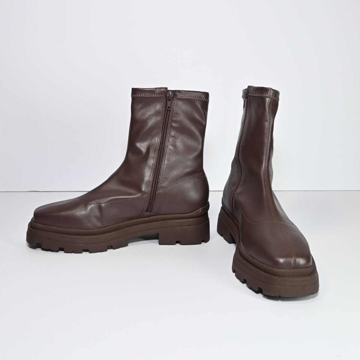 Bota marrom de courino