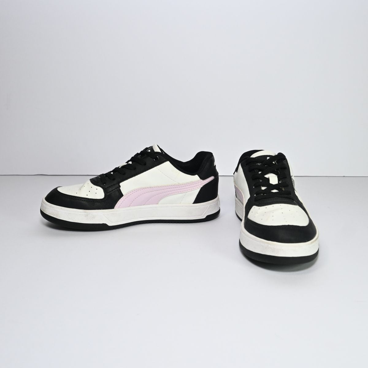 Tênis branco, preto e rosa