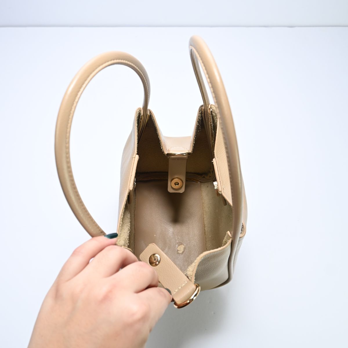 Bolsa pequena bege com necessaire