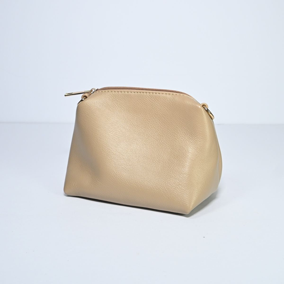Bolsa pequena bege com necessaire