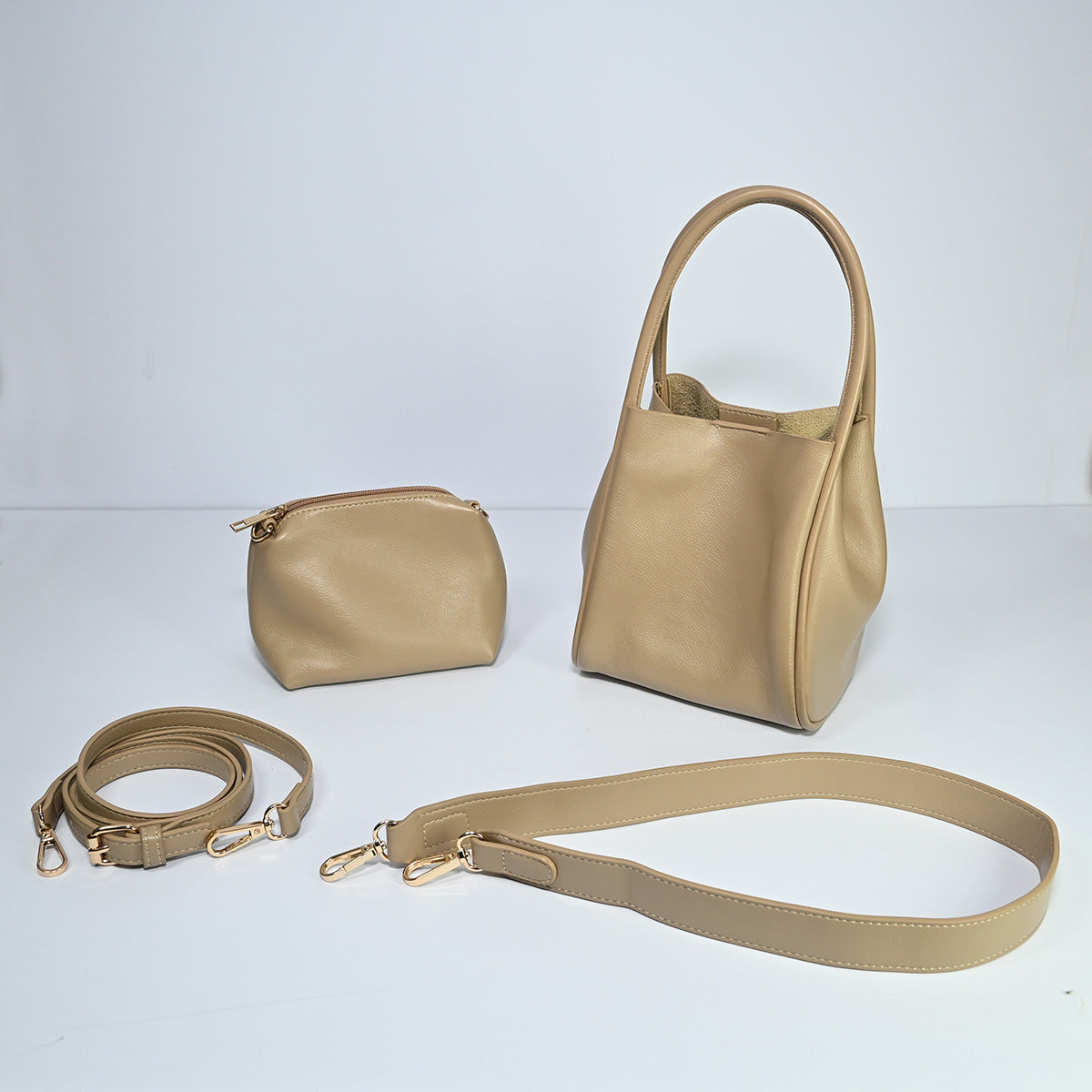 Bolsa pequena bege com necessaire