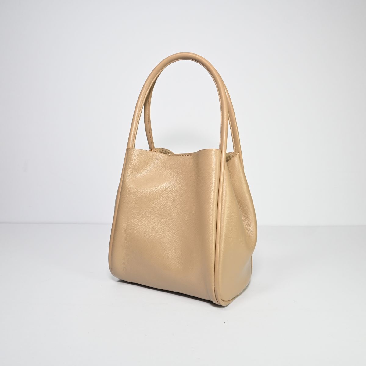 Bolsa pequena bege com necessaire