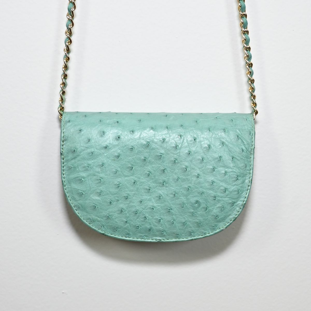 Bolsa pequena azul com flor