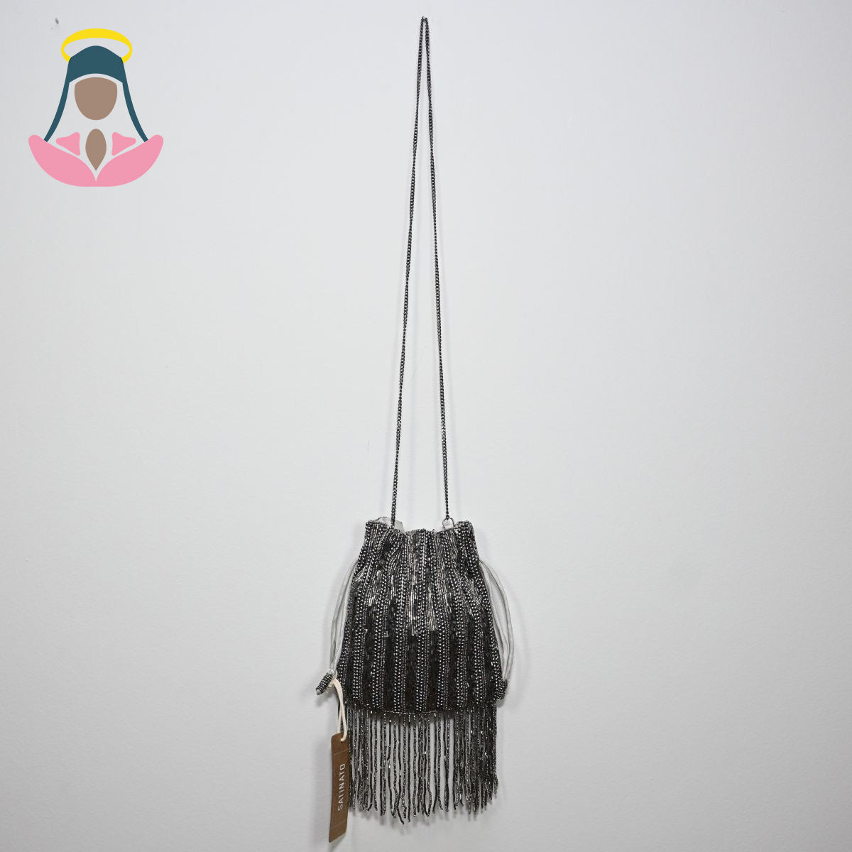 Bolsa prateada com miçangas e franja