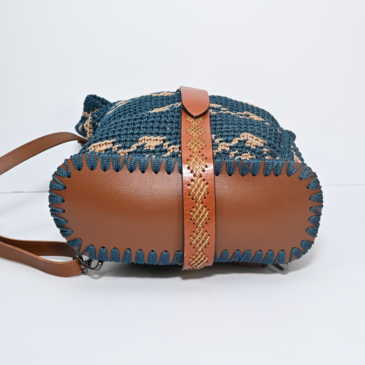 Mochila de crochê azul e bege