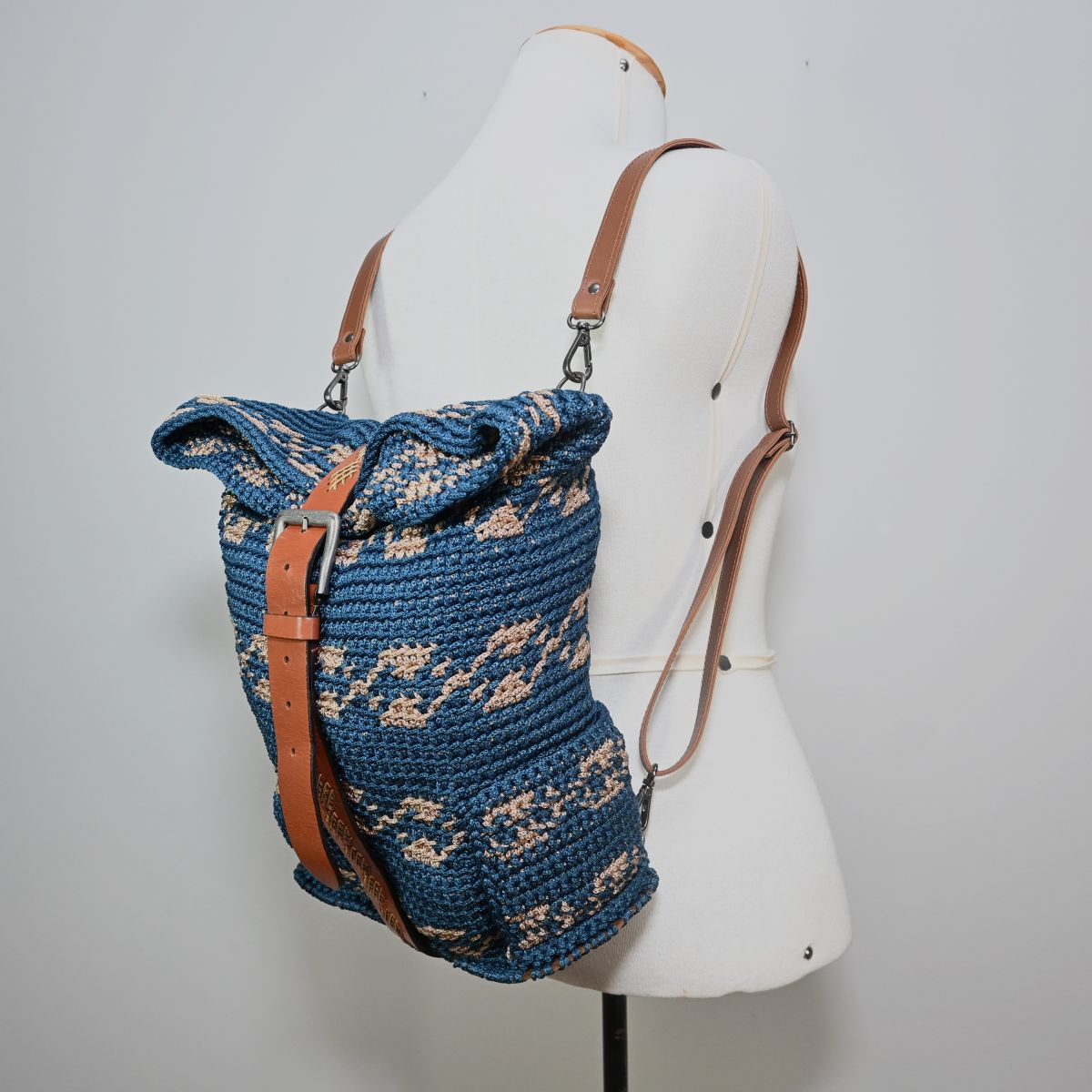 Mochila de crochê azul e bege