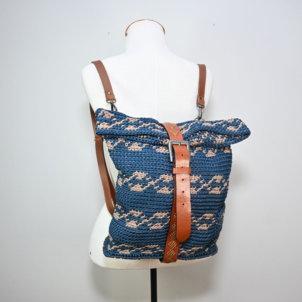 Mochila de crochê azul e bege