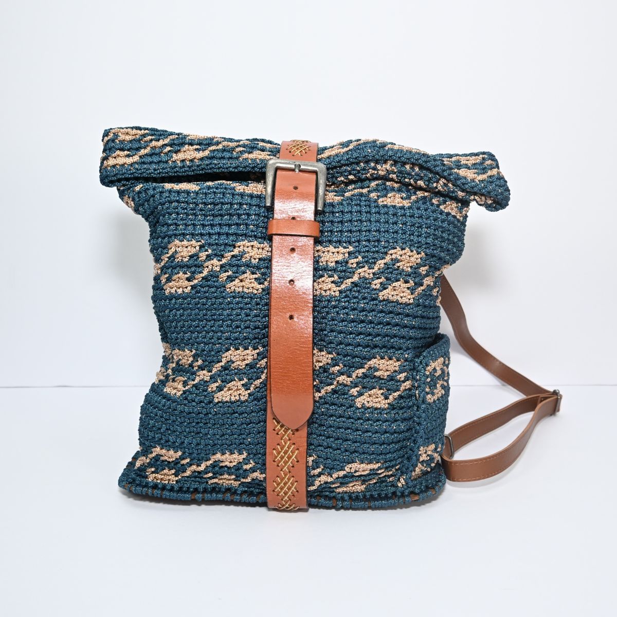 Mochila de crochê azul e bege