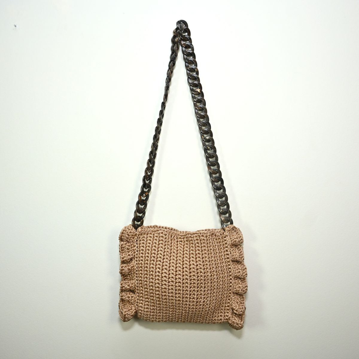 Bolsa de crochê bege com babado lateral