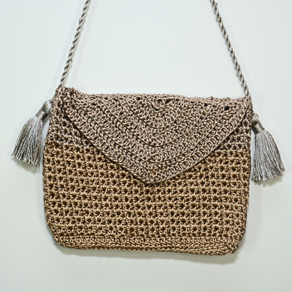 Bolsa de crochê bege com tasseis