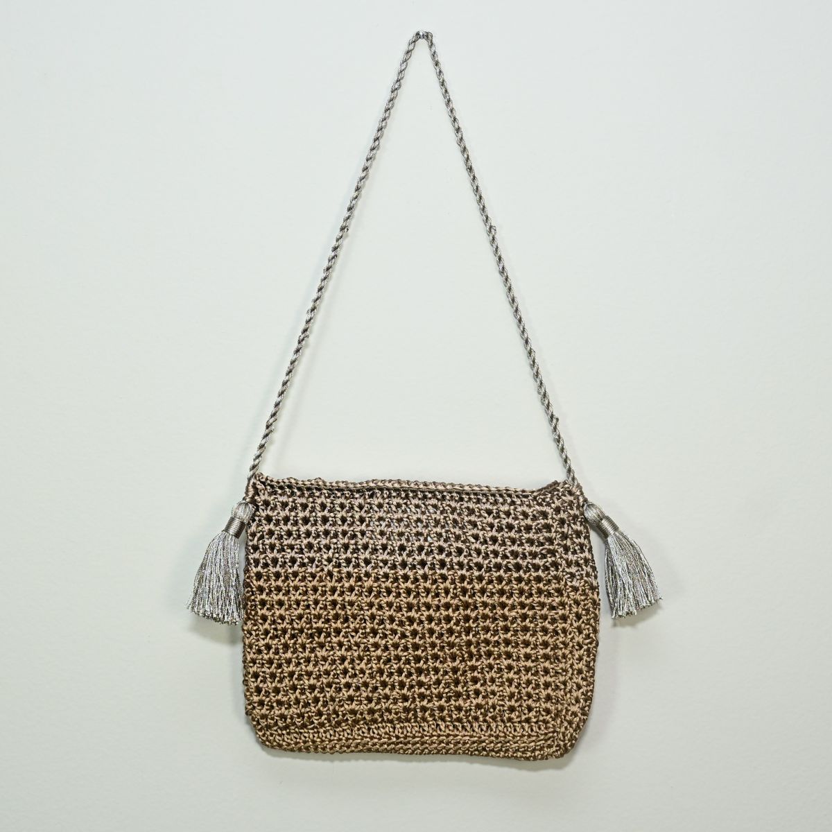 Bolsa de crochê bege com tasseis