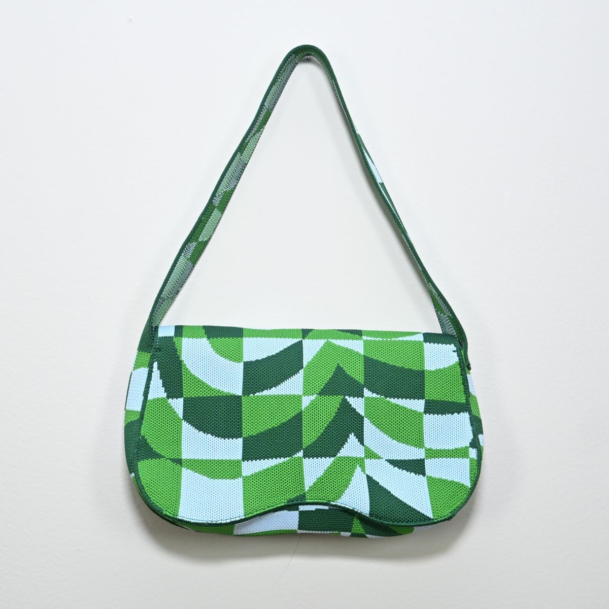 Bolsa com flor em tons de verde