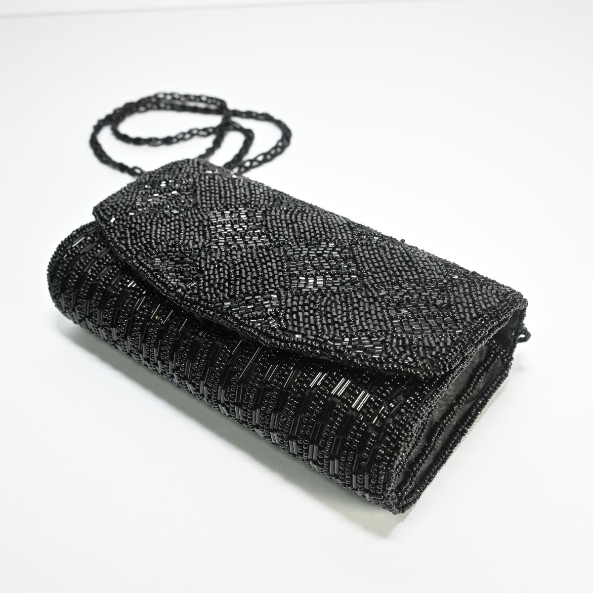 Bolsa pequena preta com bordado de miçangas