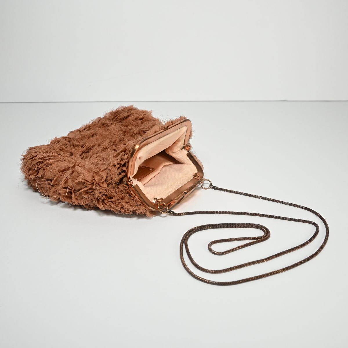 Bolsa pequena com babados rosa nude