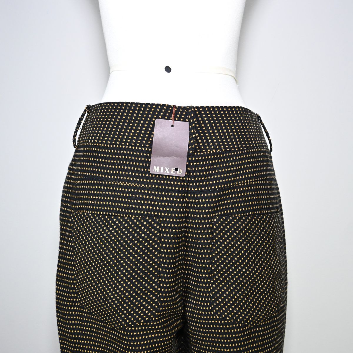 Calça preta com poá amarelo mostarda
