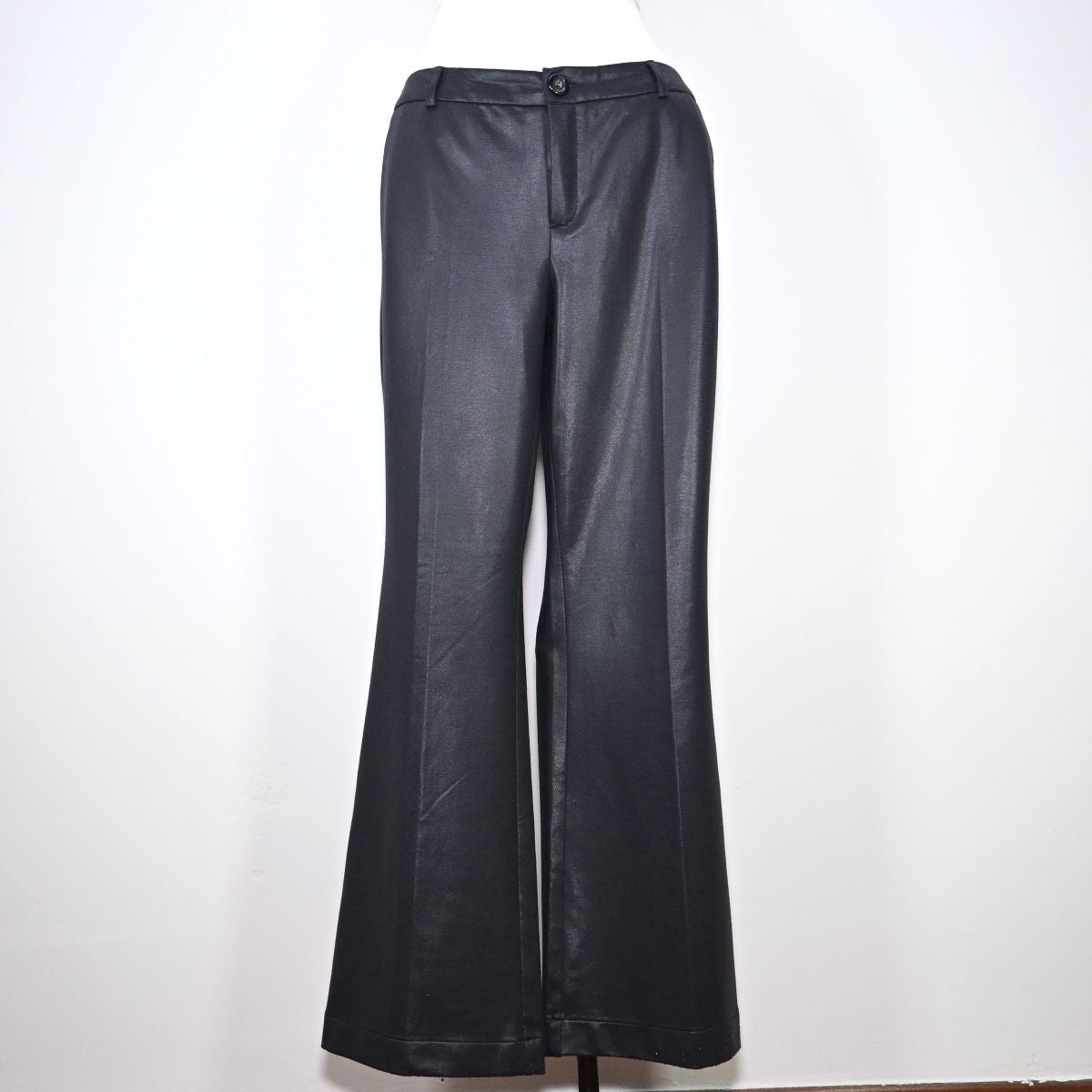 Calça preta flare com tecido brilhoso