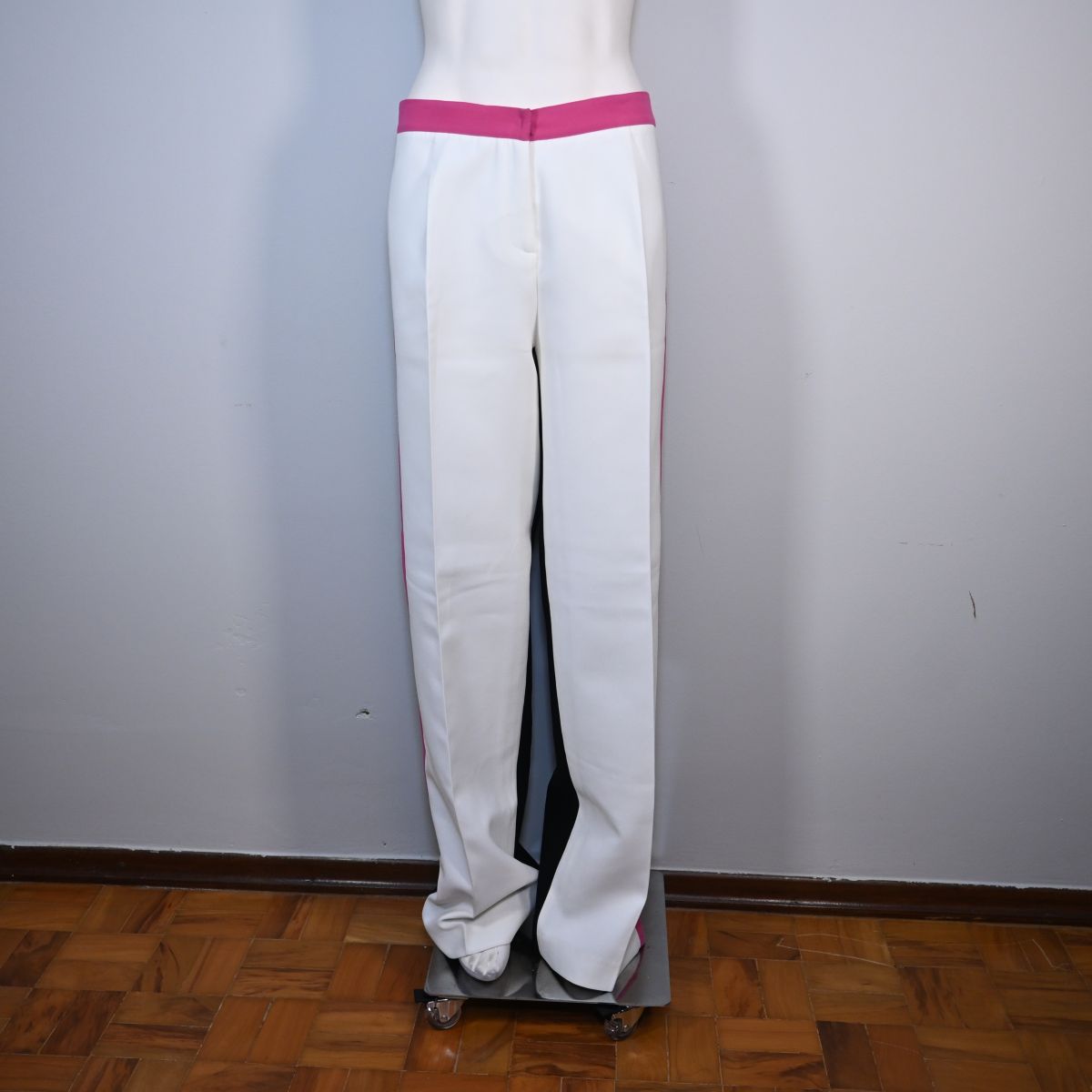 Calça branca preta e rosa