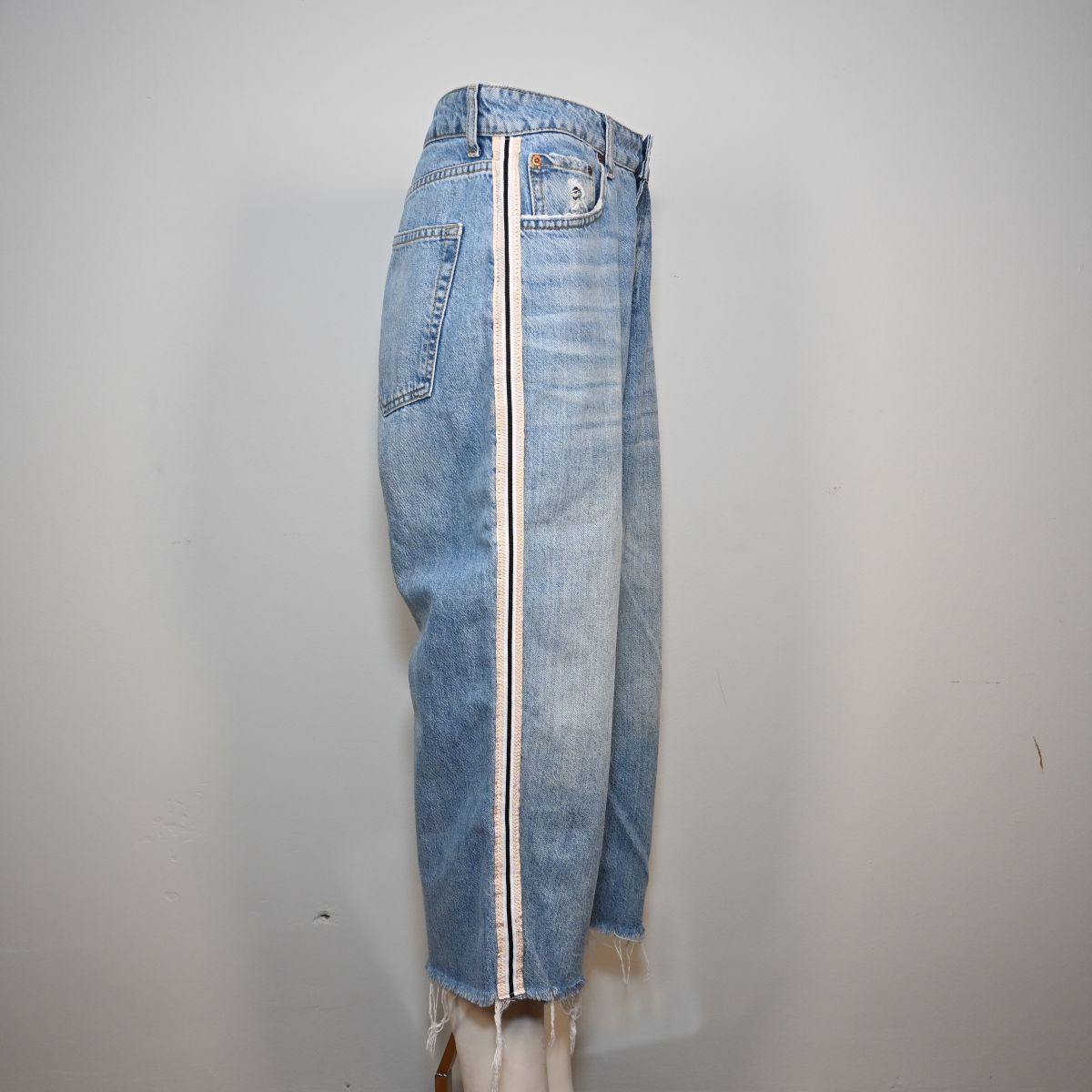 Calça jeans wide com listra na lateral