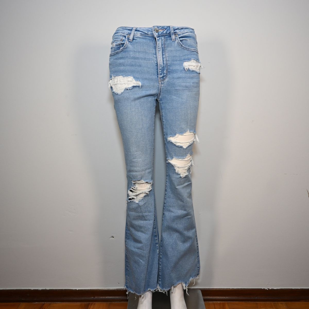 Calça jeans flare azul destroyed
