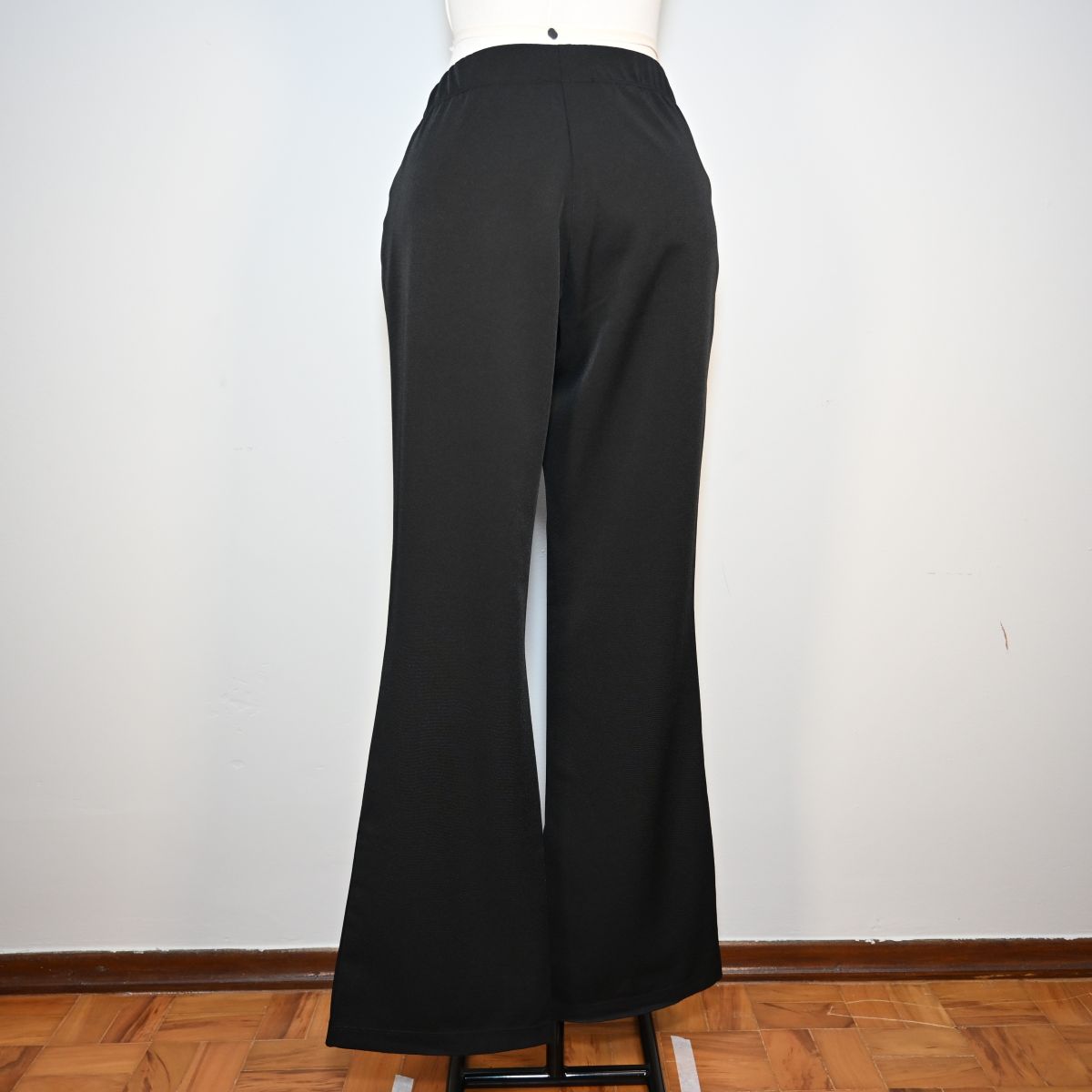 Calça preta flare