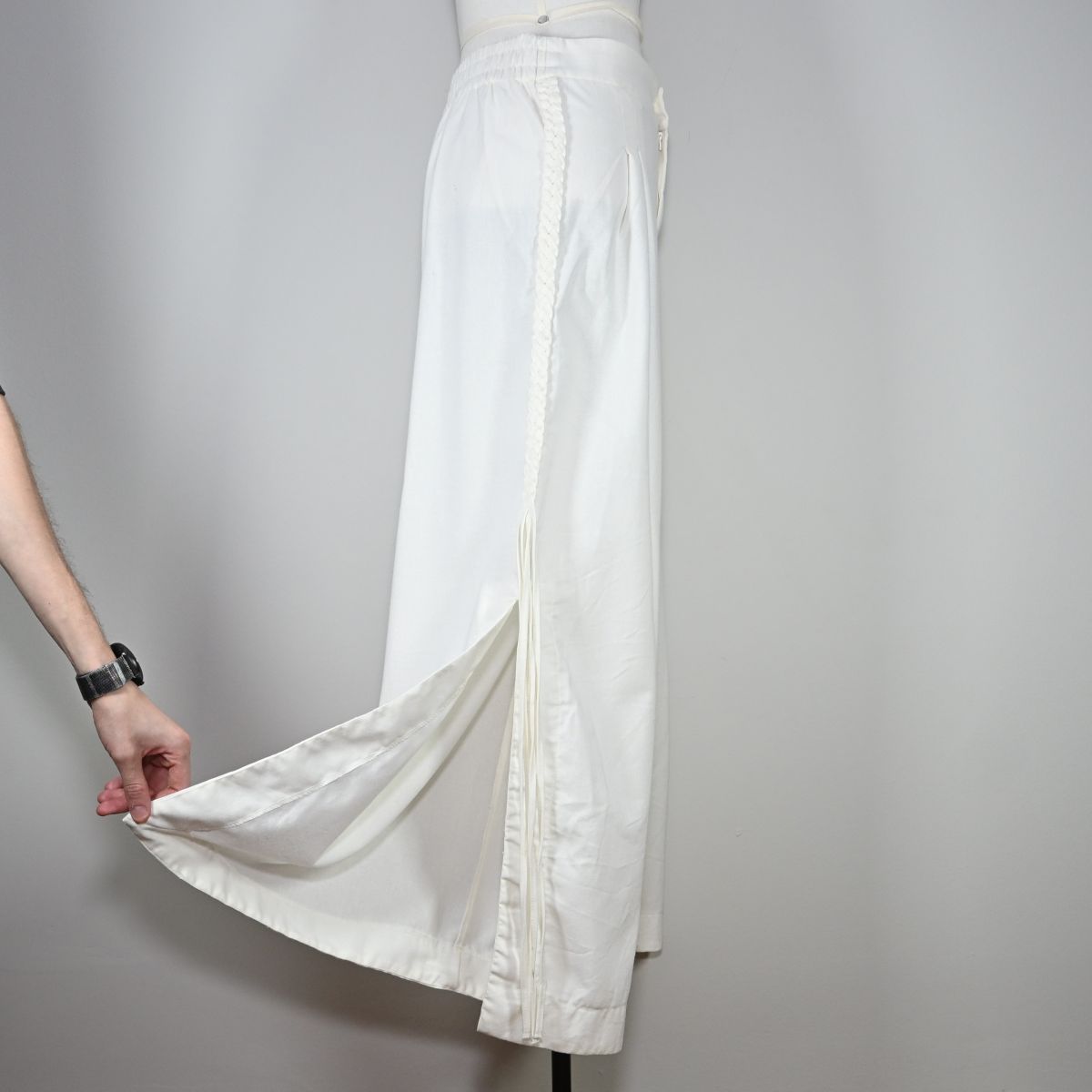Calça pantalona branca com fenda lateral