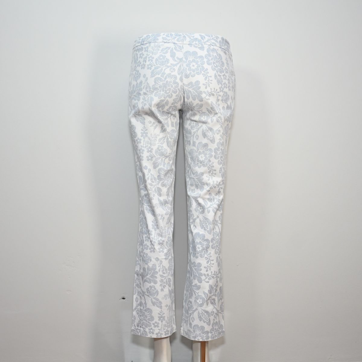 Calça branca com estampa floral