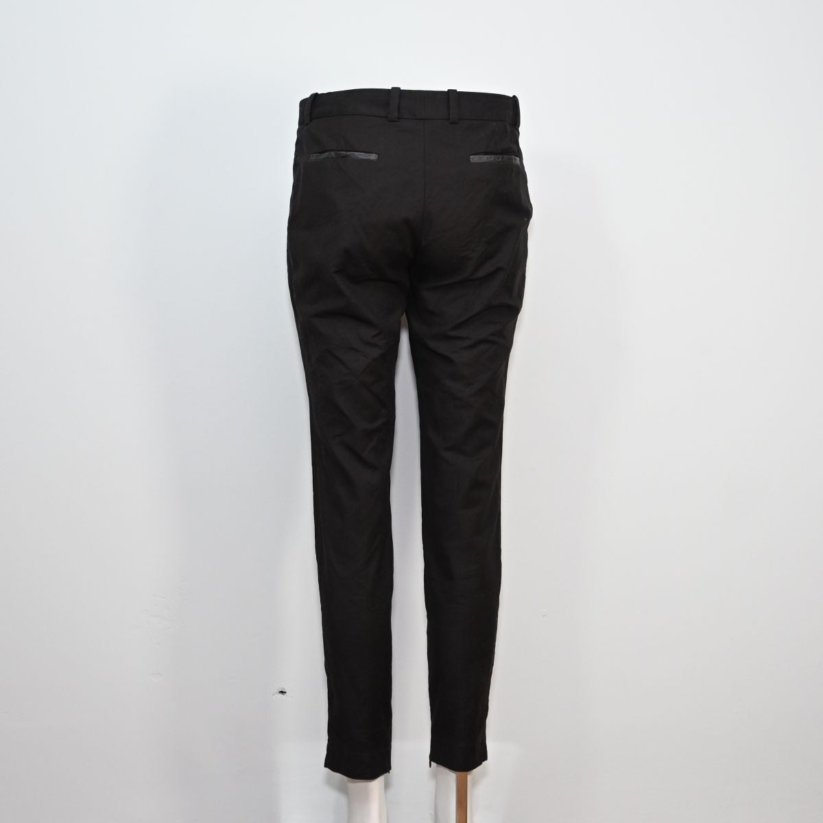 Calça preta com detalhe em courinho