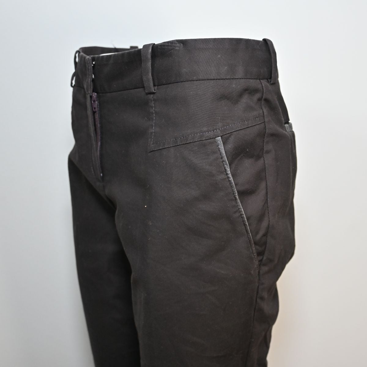 Calça preta com detalhe em courinho