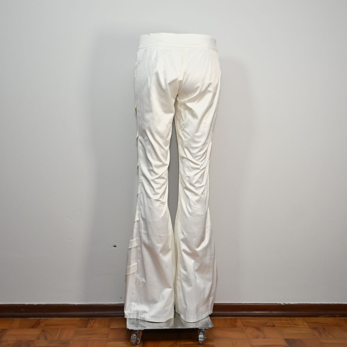Calça branca com detalhe lateral