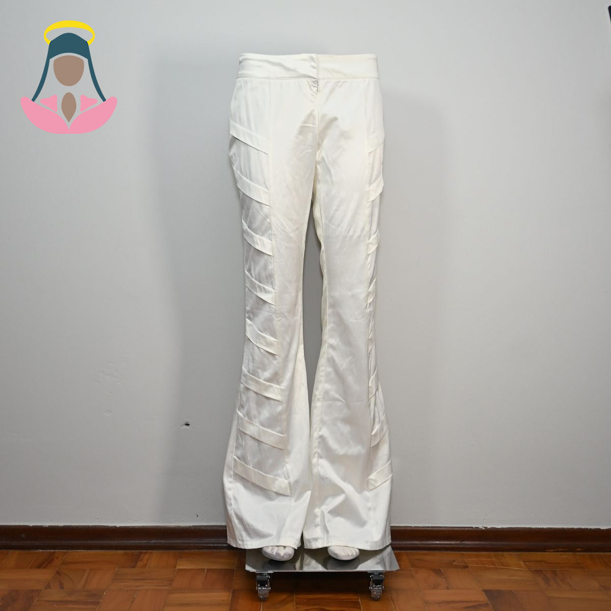 Calça branca com detalhe lateral
