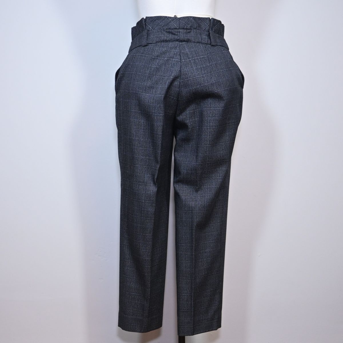 Calça de alfaiataria cinza xadrez