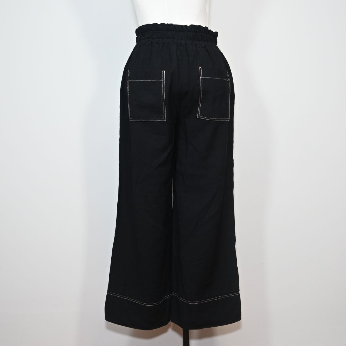 Calça preta com pesponto claro