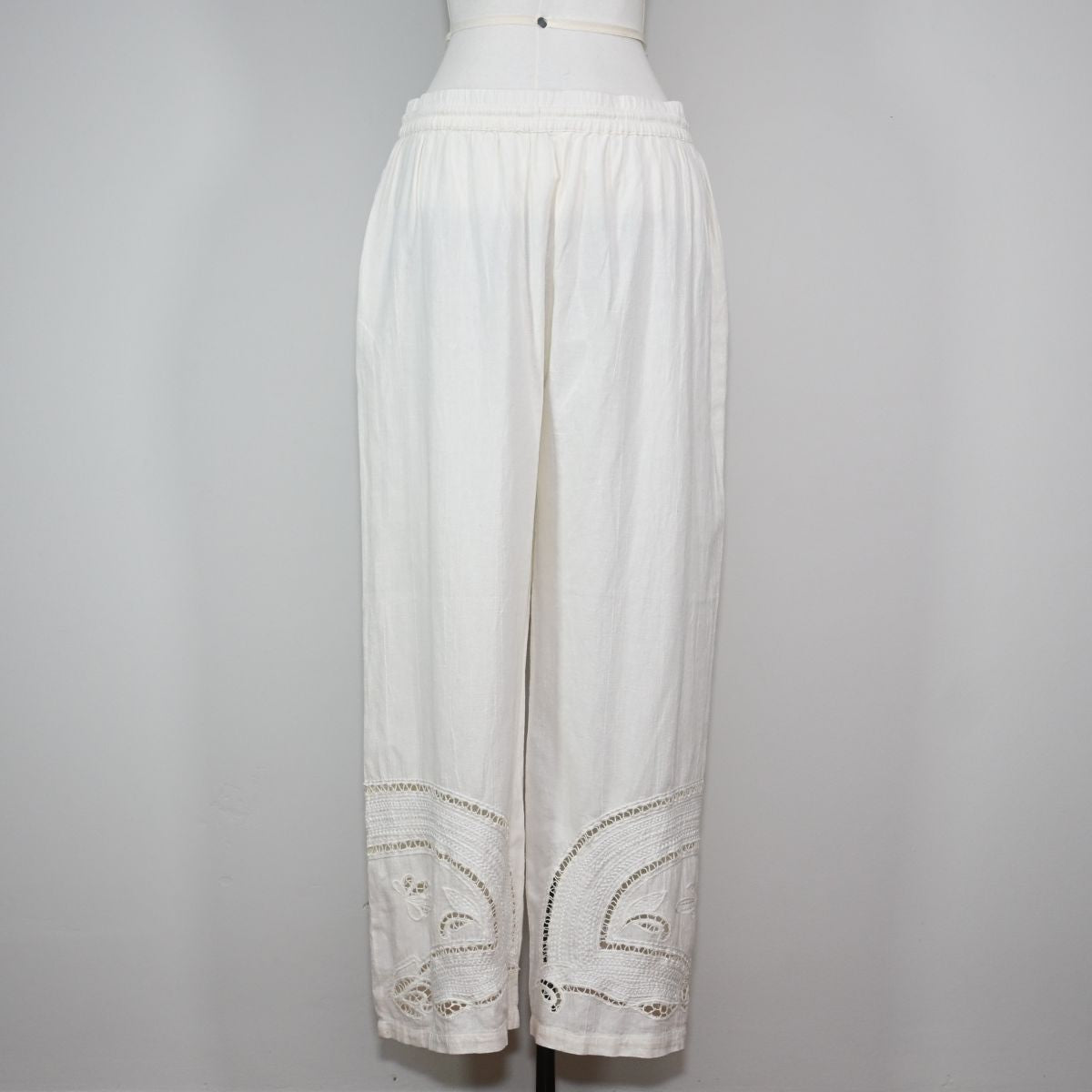 Calça branca com detalhe na barra