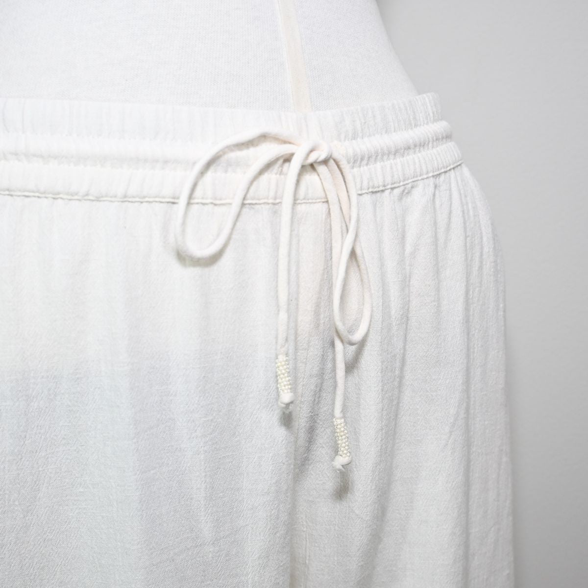 Calça branca com detalhe na barra