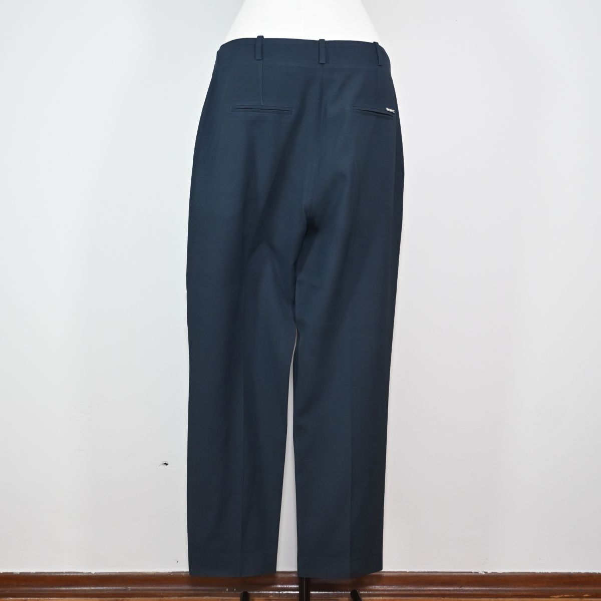Calça azul marinho de alfaiataria