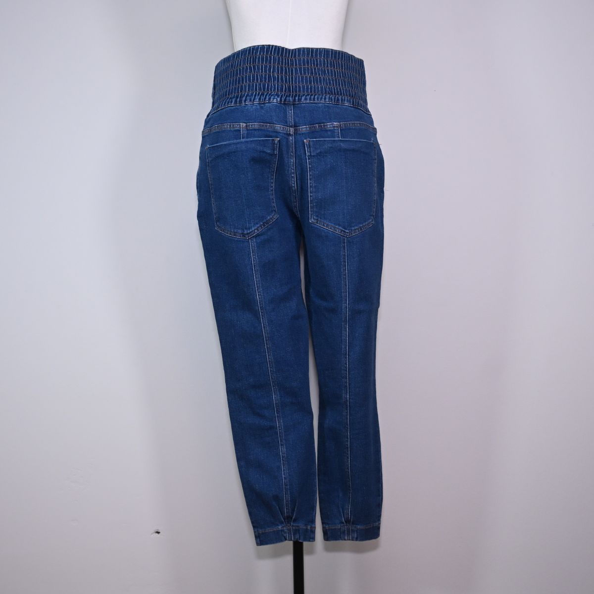 Calça jeans azul com cos alto