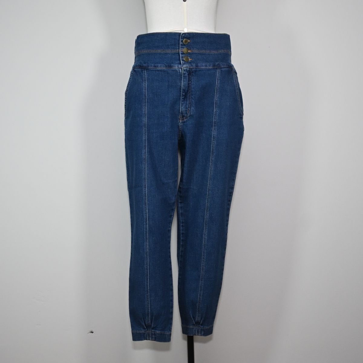 Calça jeans azul com cos alto