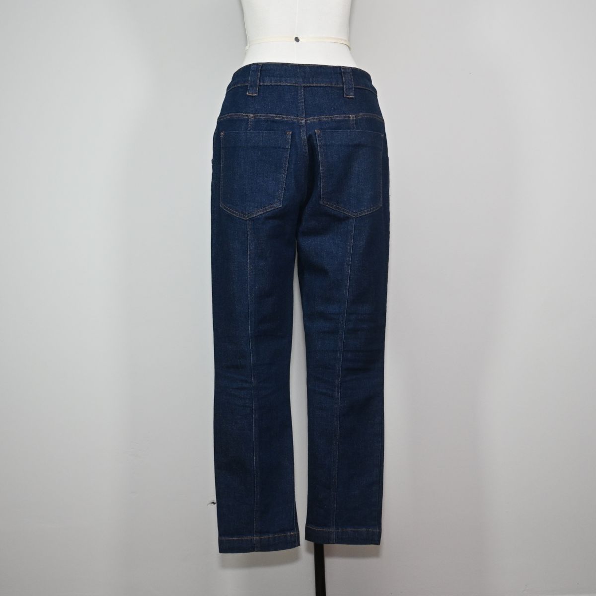 Calça jeans com vinco frontal