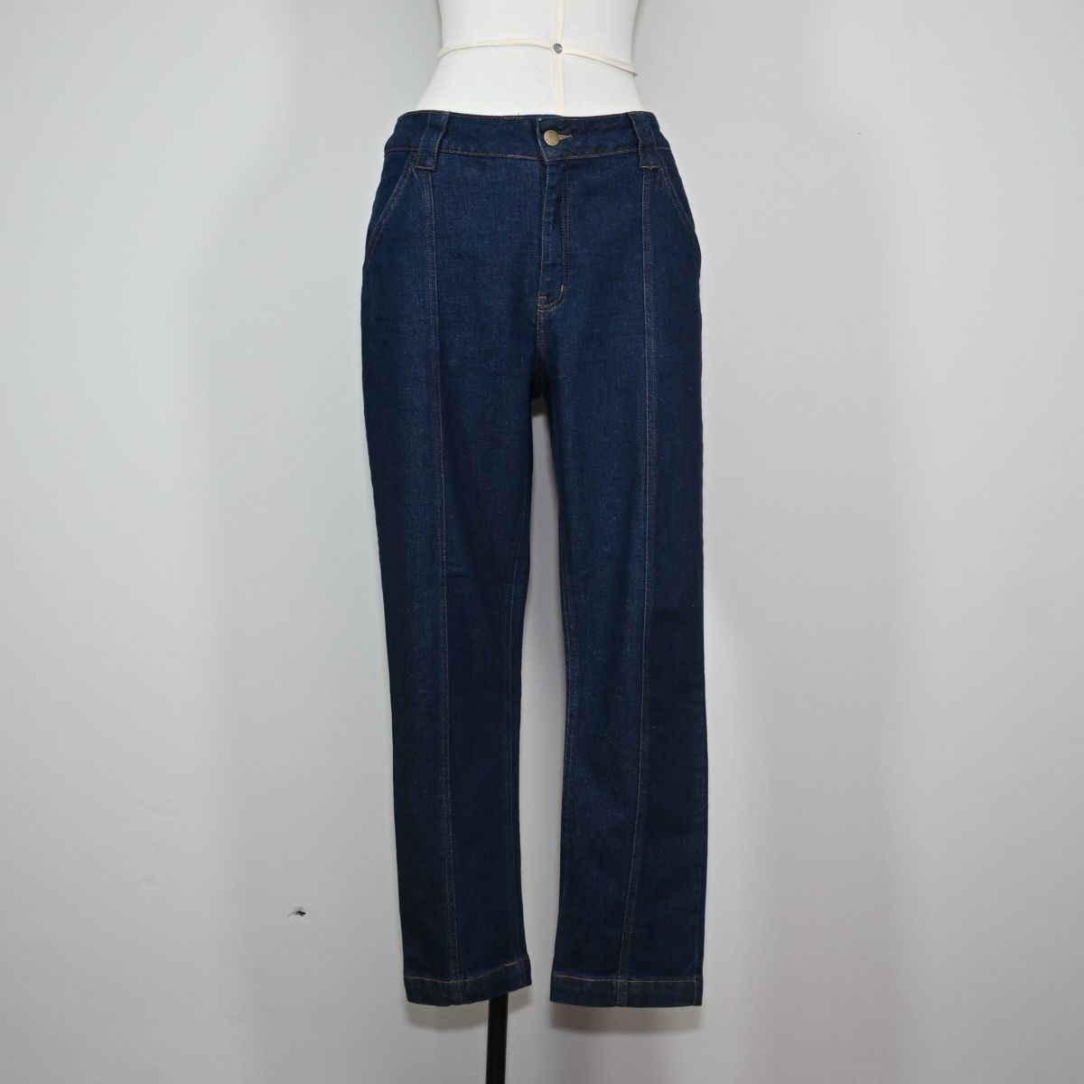 Calça jeans com vinco frontal