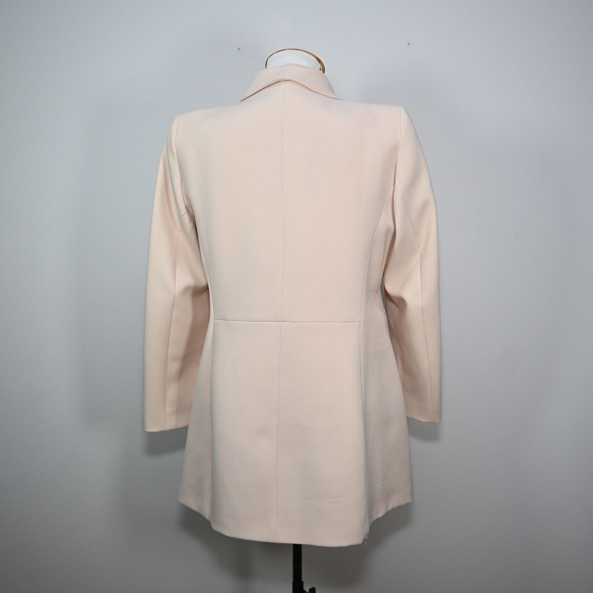 Blazer off-white com botões duplos pretos