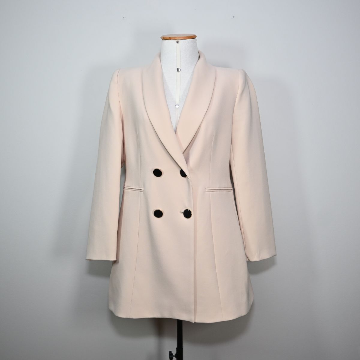 Blazer off-white com botões duplos pretos