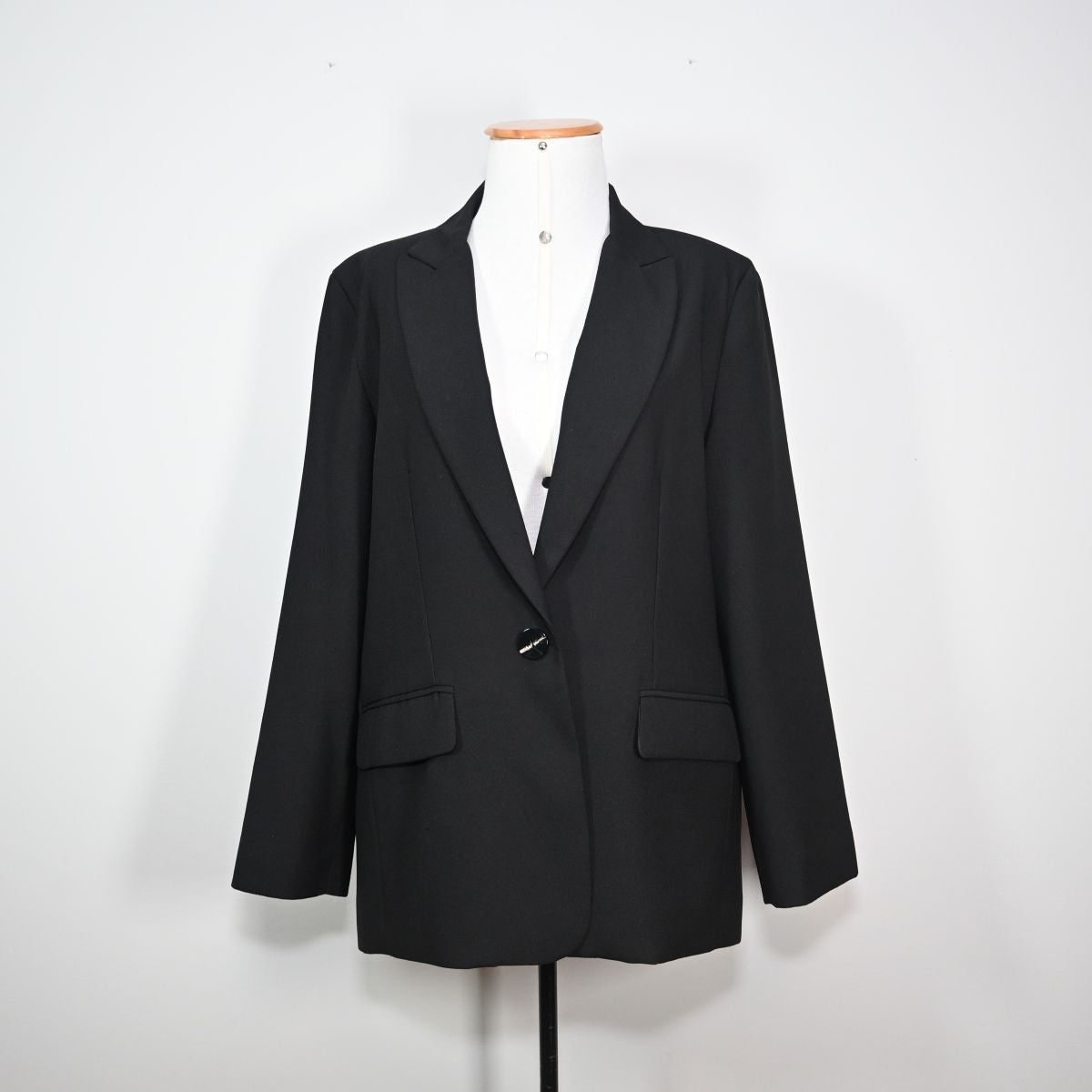 Blazer preto com um botão