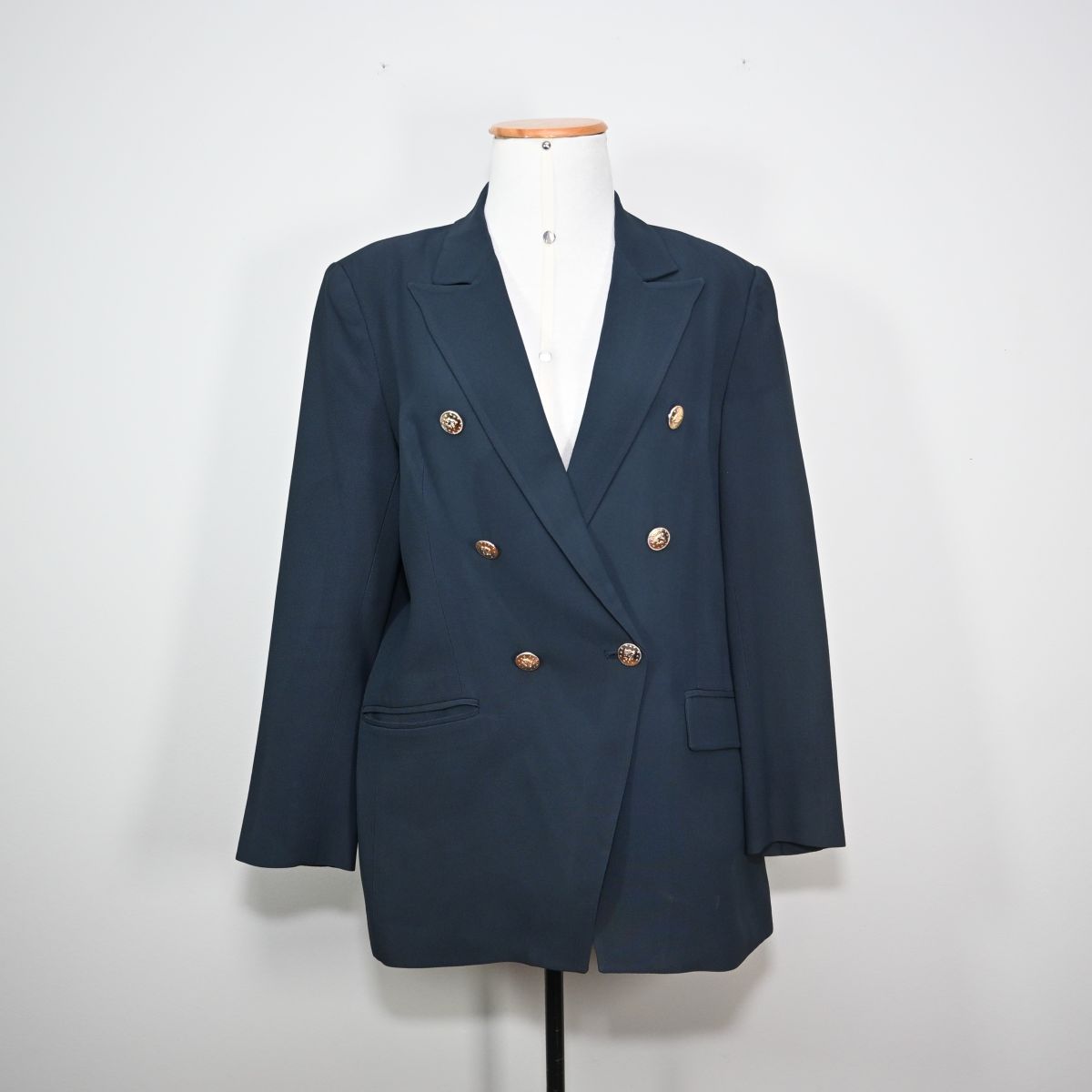Blazer azul-marinho com botões duplos