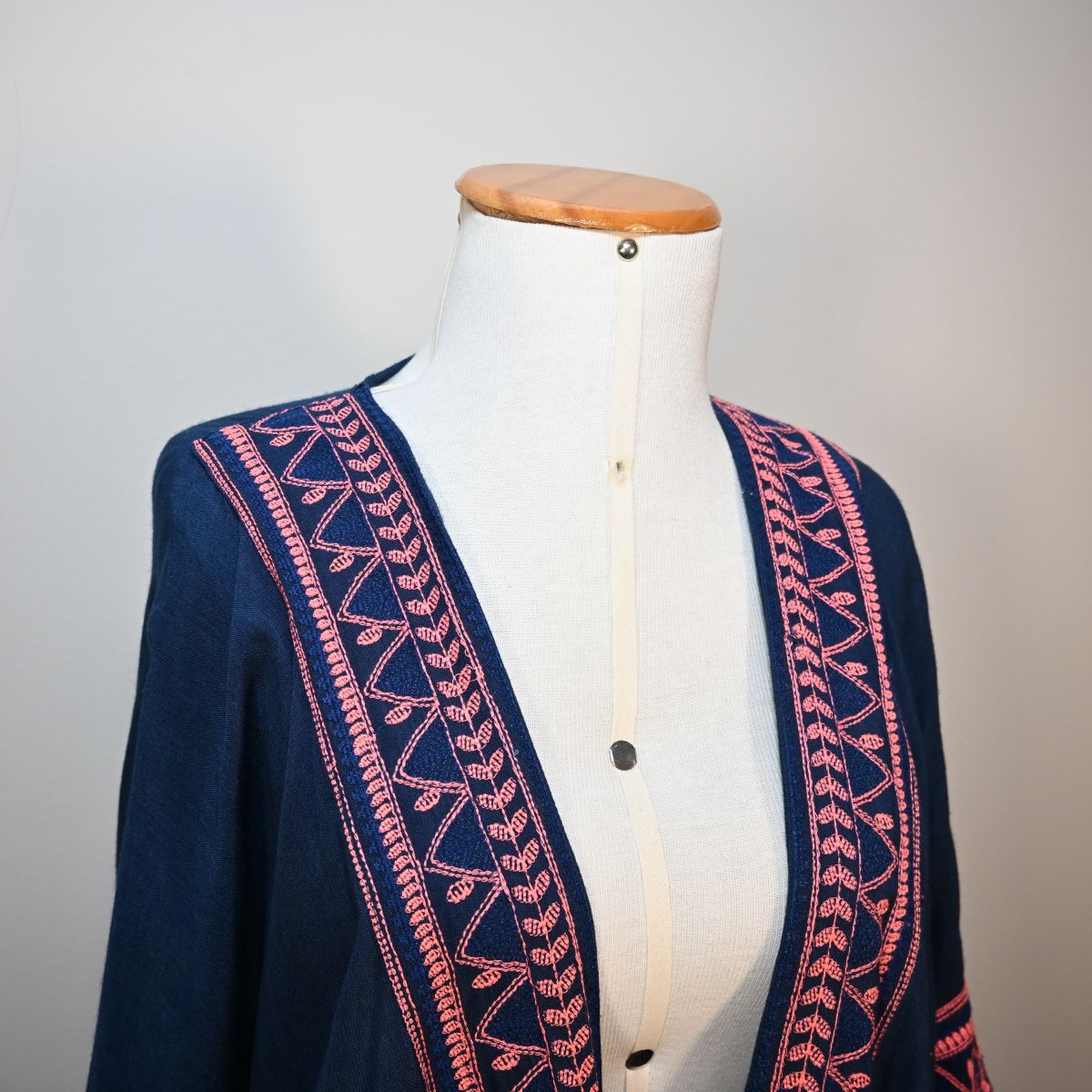 Kimono azul marinho com bordado rosa