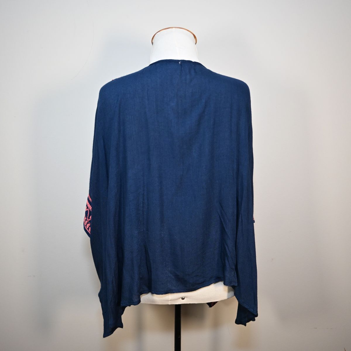 Kimono azul marinho com bordado rosa
