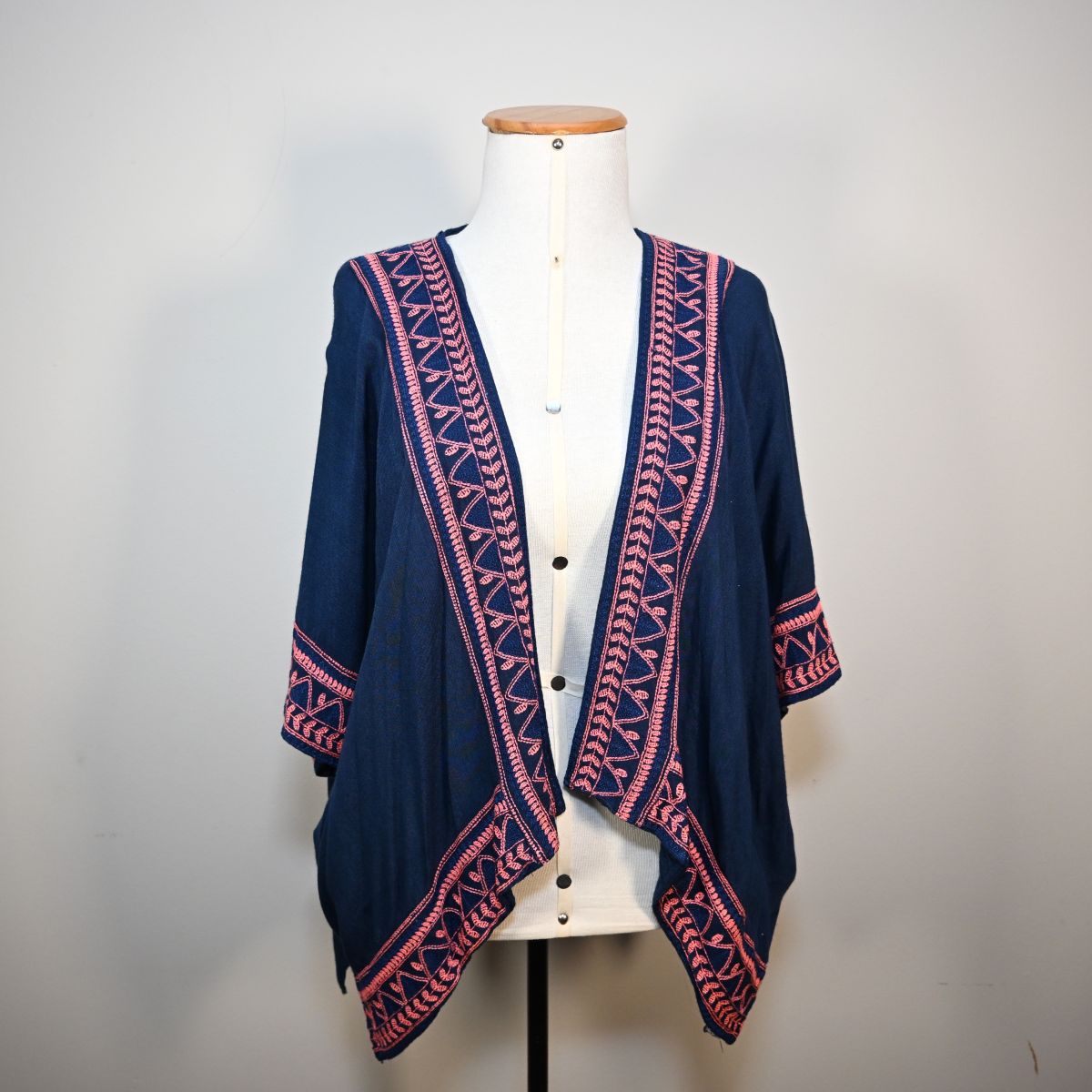 Kimono azul marinho com bordado rosa