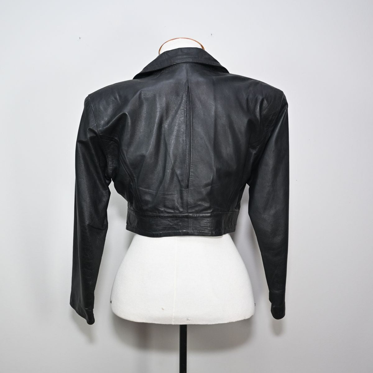 Jaqueta cropped de couro preto