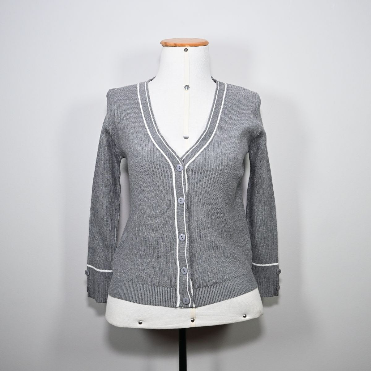 Cardigan cinza com linhas brancas