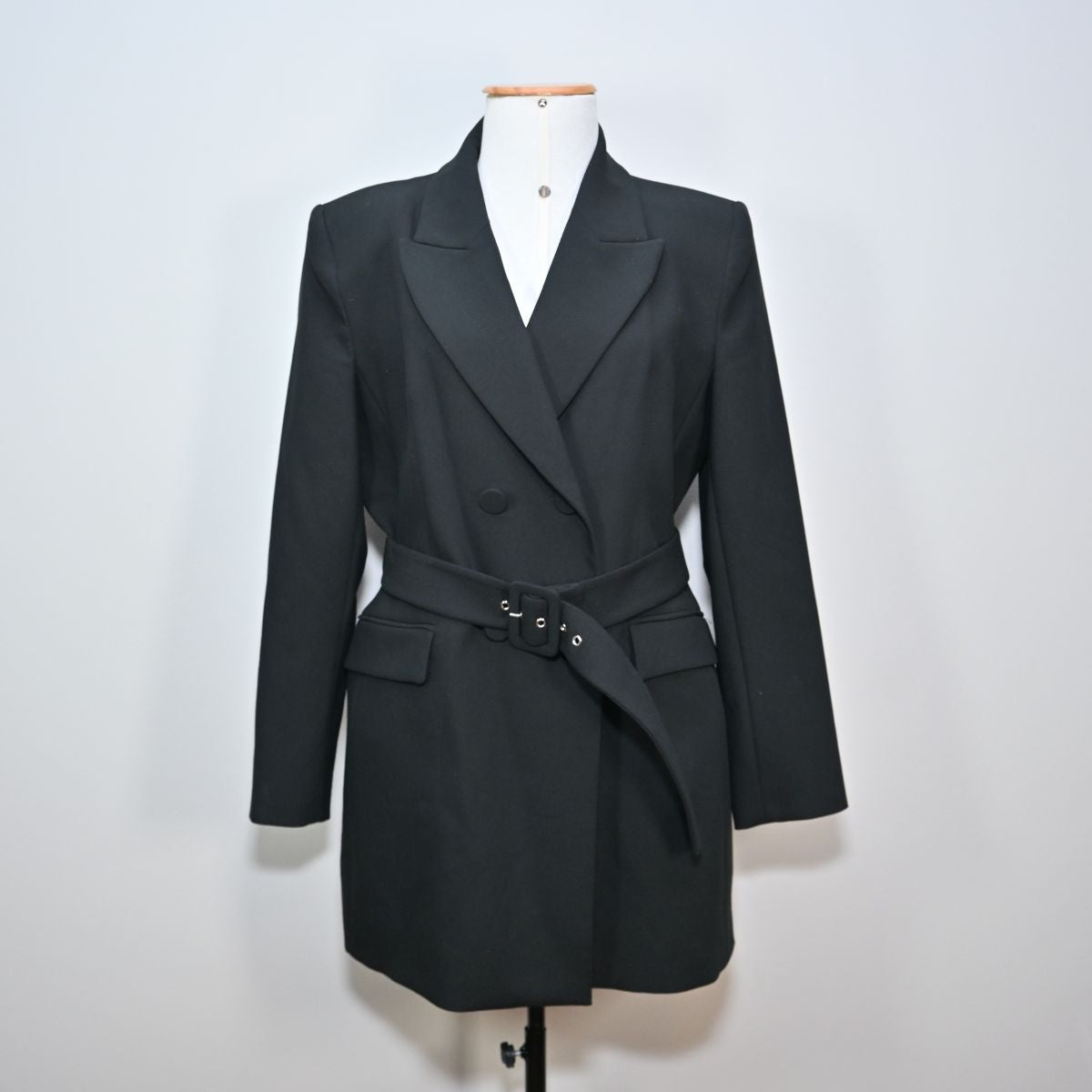 Blazer preto longo com cinto